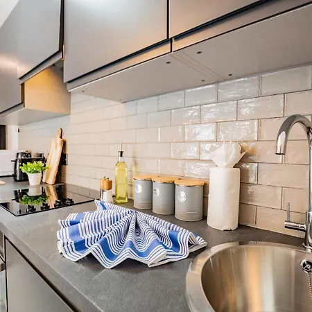 Modern Studio-rathmines-kitchen, Wifi & Washer Dublin